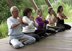 Yoga Terapéutico y sus beneficios 🌱 · Reduce la presión arterial