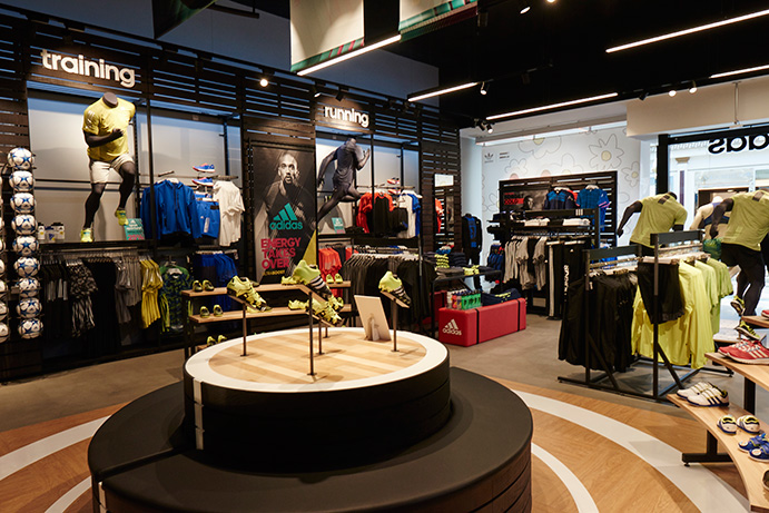 Apoyarse oleada católico Adidas abre en Madrid su segunda tienda 'HomeCourt' - CMD Sport