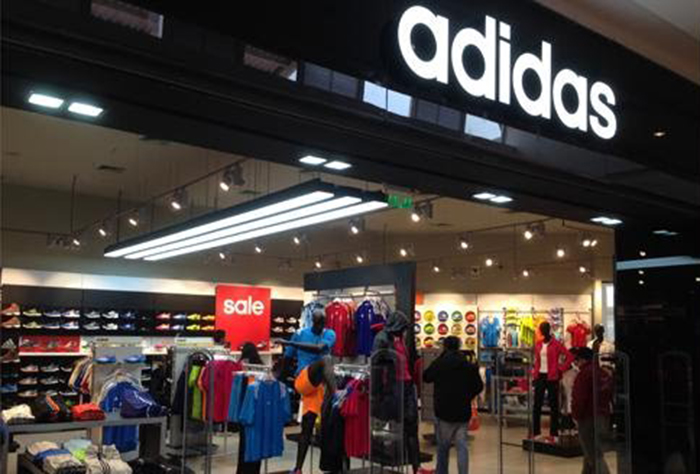 Oso política A bordo Adidas y Reebok se suman al cierre de tiendas en Europa y América del Norte  - CMD Sport