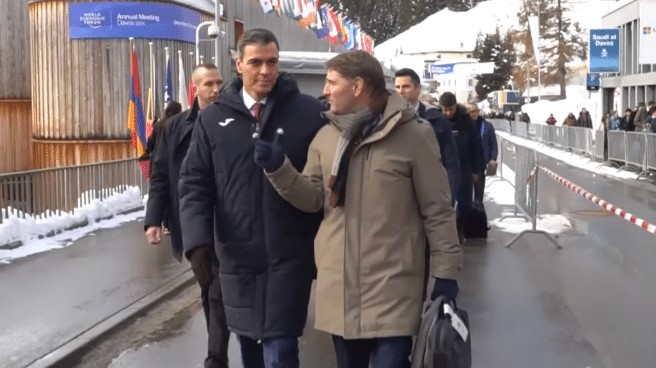 Joma agota en horas la chaqueta que vistió Pedro Sánchez en Davos - CMD  Sport